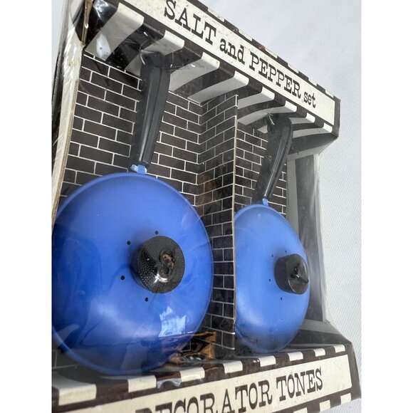 Vintage Blue Skillet Salt & Pepper Shaker Set By Americana Creations NOS - Picture 4 of 5